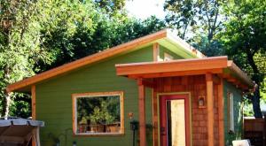 Shembulli personal i ndërtimit të një shtëpie të vendit me kornizë: nga themeli në çati