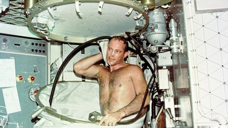 Как моются космонавты на МКС?